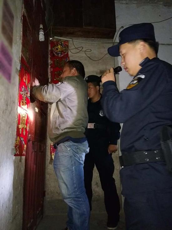 南阳粗心妈妈误将幼女锁家中 民警全城寻开锁师傅开门